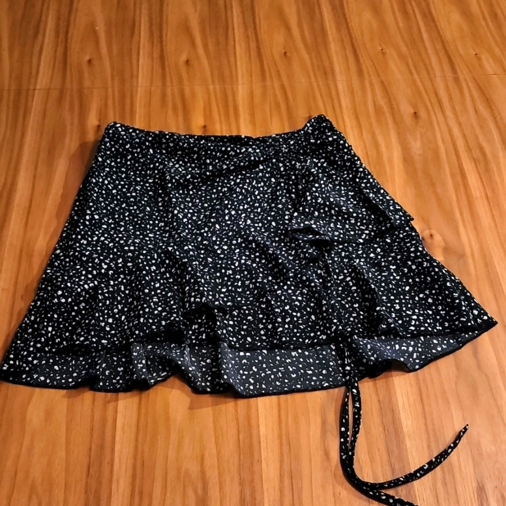 Shein BW Ruffle Skirt Small